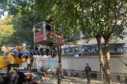 头剪一半小区要封理发师隔栅栏剪完（不会剪头发的,到街边免费剪头）