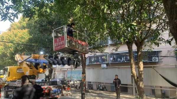 头剪一半小区要封理发师隔栅栏剪完(不会剪头发的,到街边免费剪头)